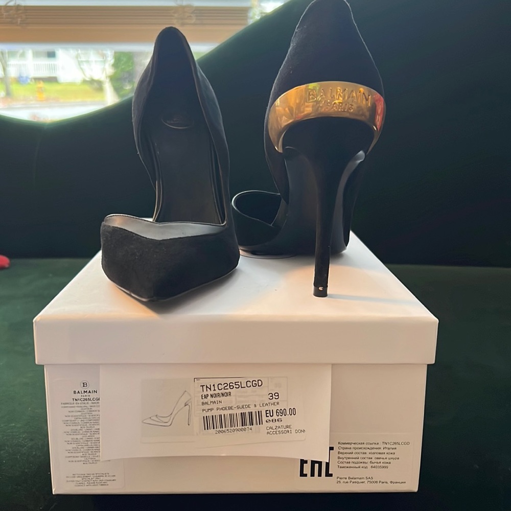 Black suede Balmain Pumps.